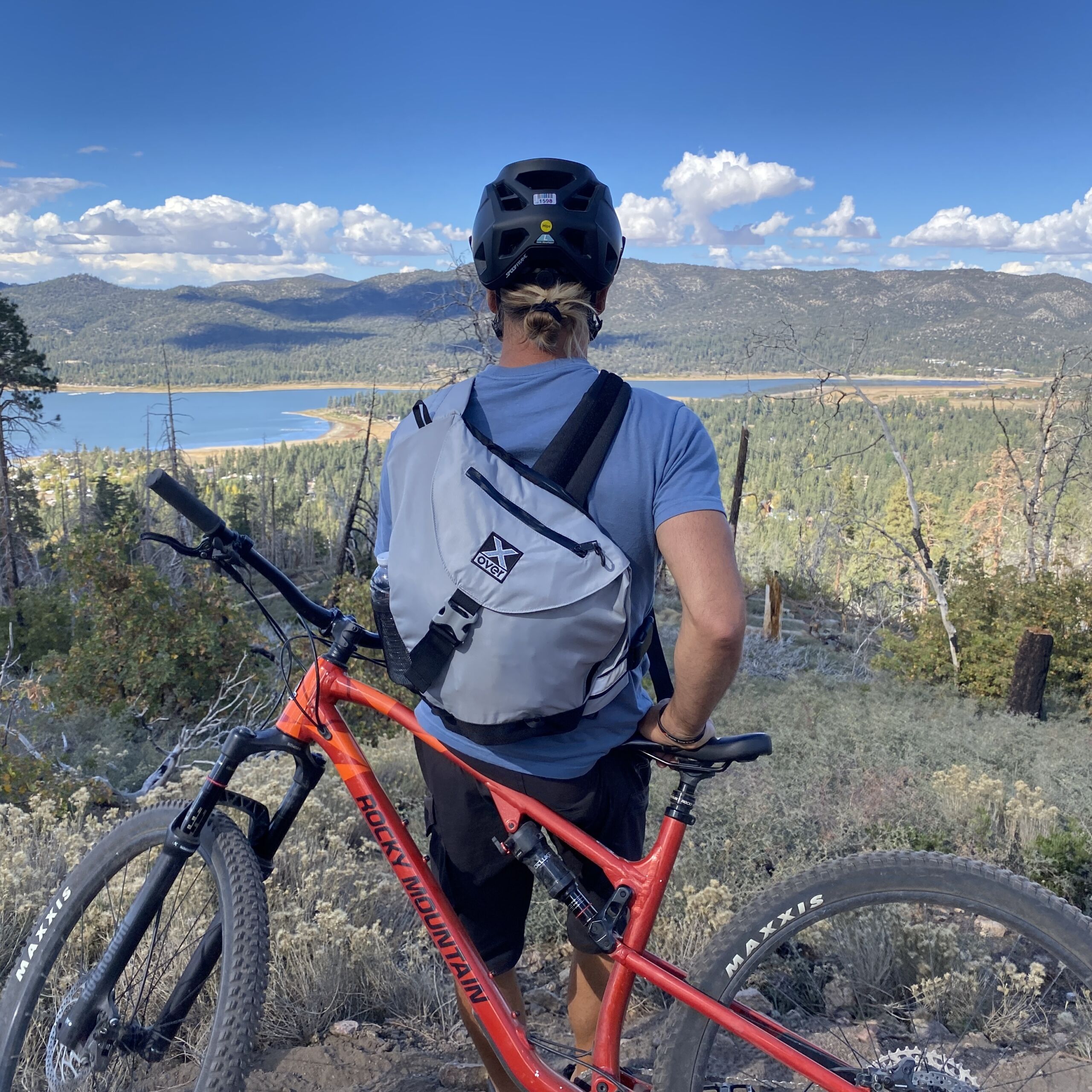 IMG_4200 Mountainbiker wearing X-over bag