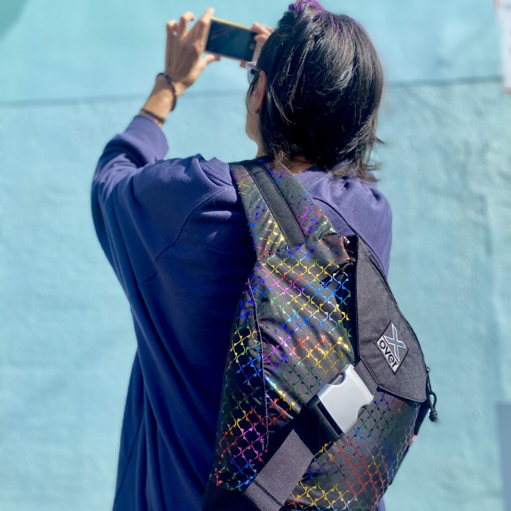 blue-f woman wearing x-over taking foto